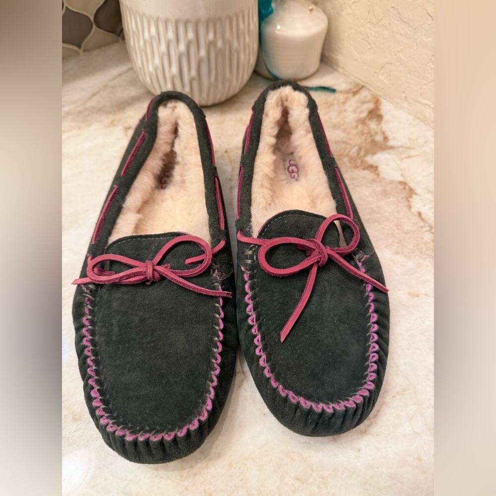 Ugg Dakota moccasin slippers Sz 8    gray and pink